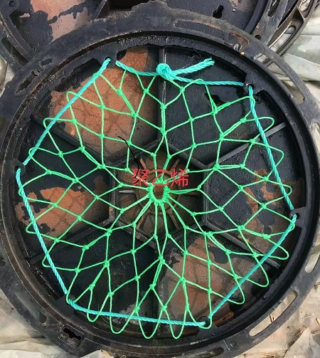 井蓋安全網(wǎng)，井蓋脫落，井蓋防盜，井蓋安全，城市基礎(chǔ)設(shè)施，井蓋保護(hù)，井蓋安全防護(hù)