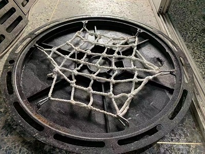 井蓋安全網(wǎng)，井蓋脫落，井蓋防盜，井蓋安全，城市基礎(chǔ)設(shè)施，井蓋保護(hù)，井蓋安全防護(hù)